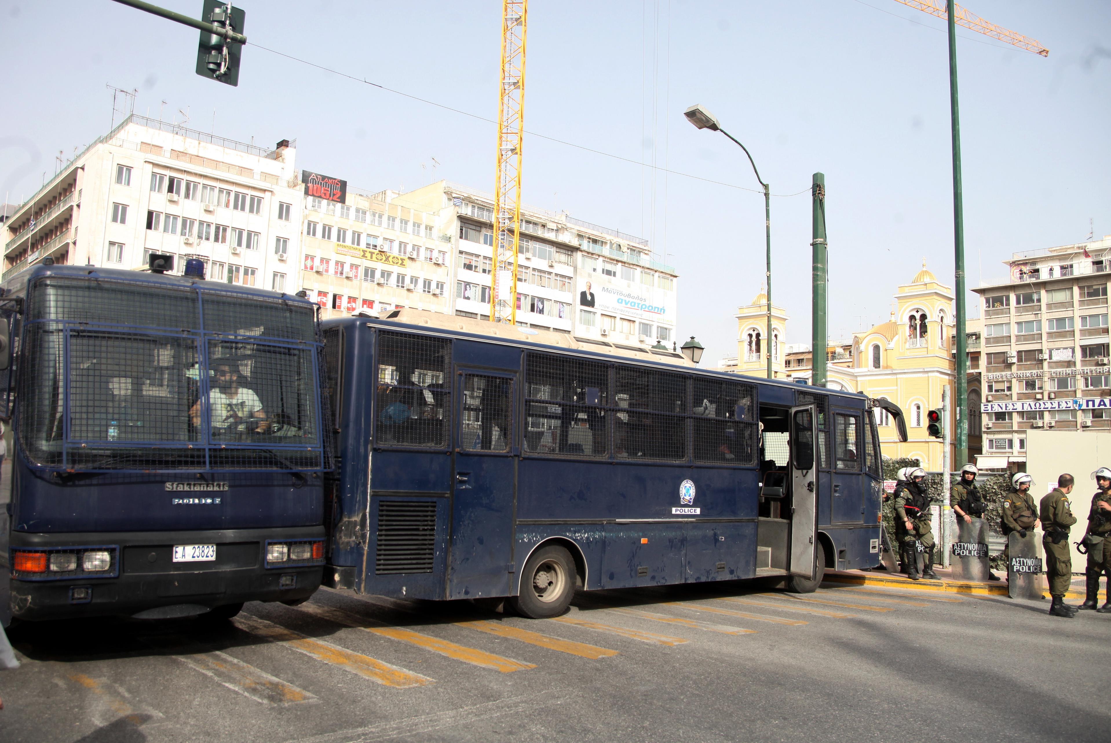 Τρεις συλλήψεις για τα επεισόδια στη συγκέντρωση ακροδεξιών στον Πειραιά