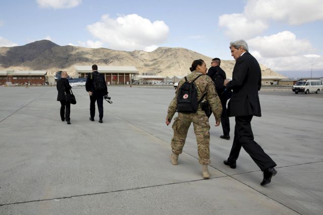 Στην Καμπούλ αιφνιδιαστικά ο Τζον Κέρι για να στηρίξει την κυβέρνηση