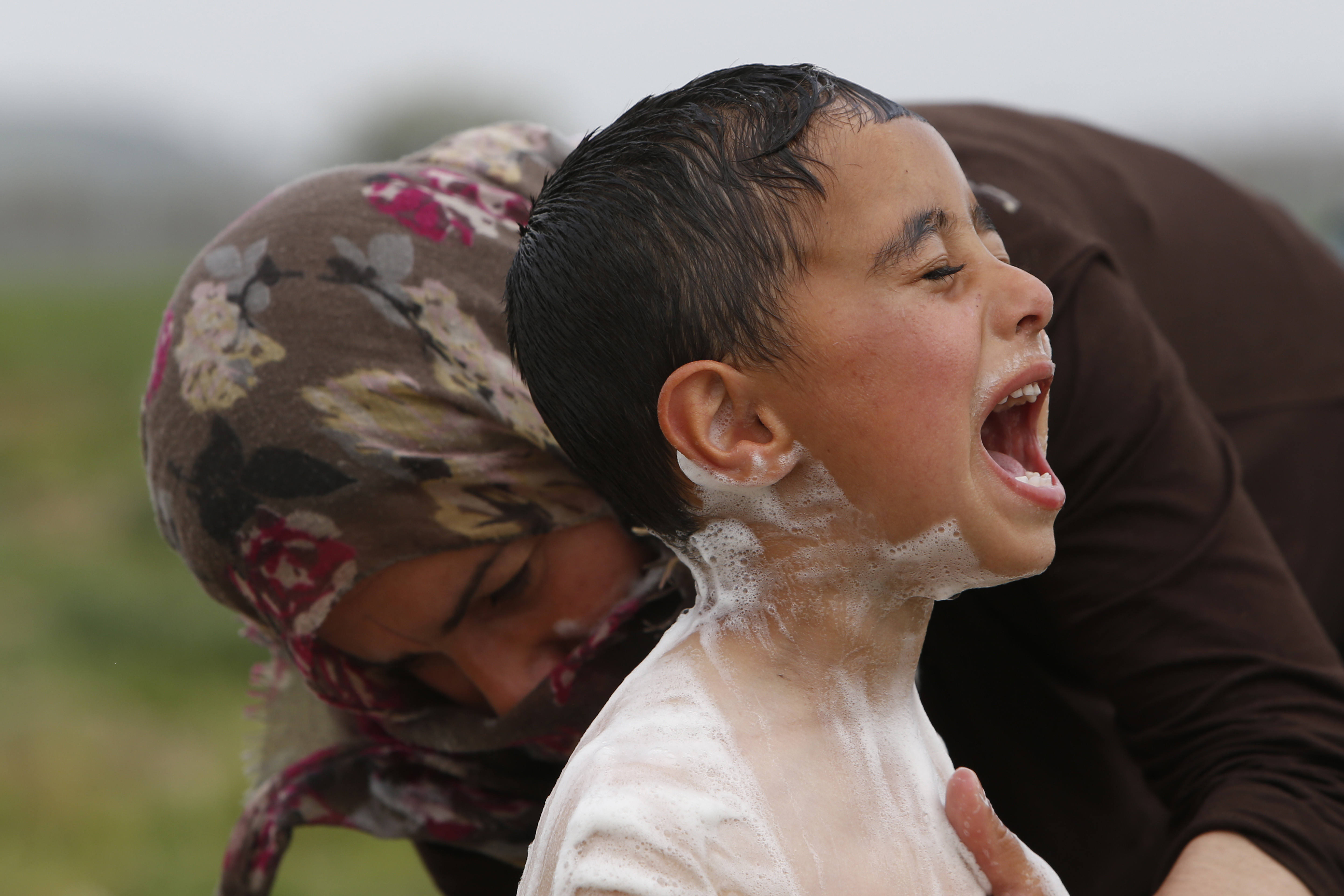 Ξεκίνησε η διανομή φυλλαδίου στους πρόσφυγες του Πειραιά
