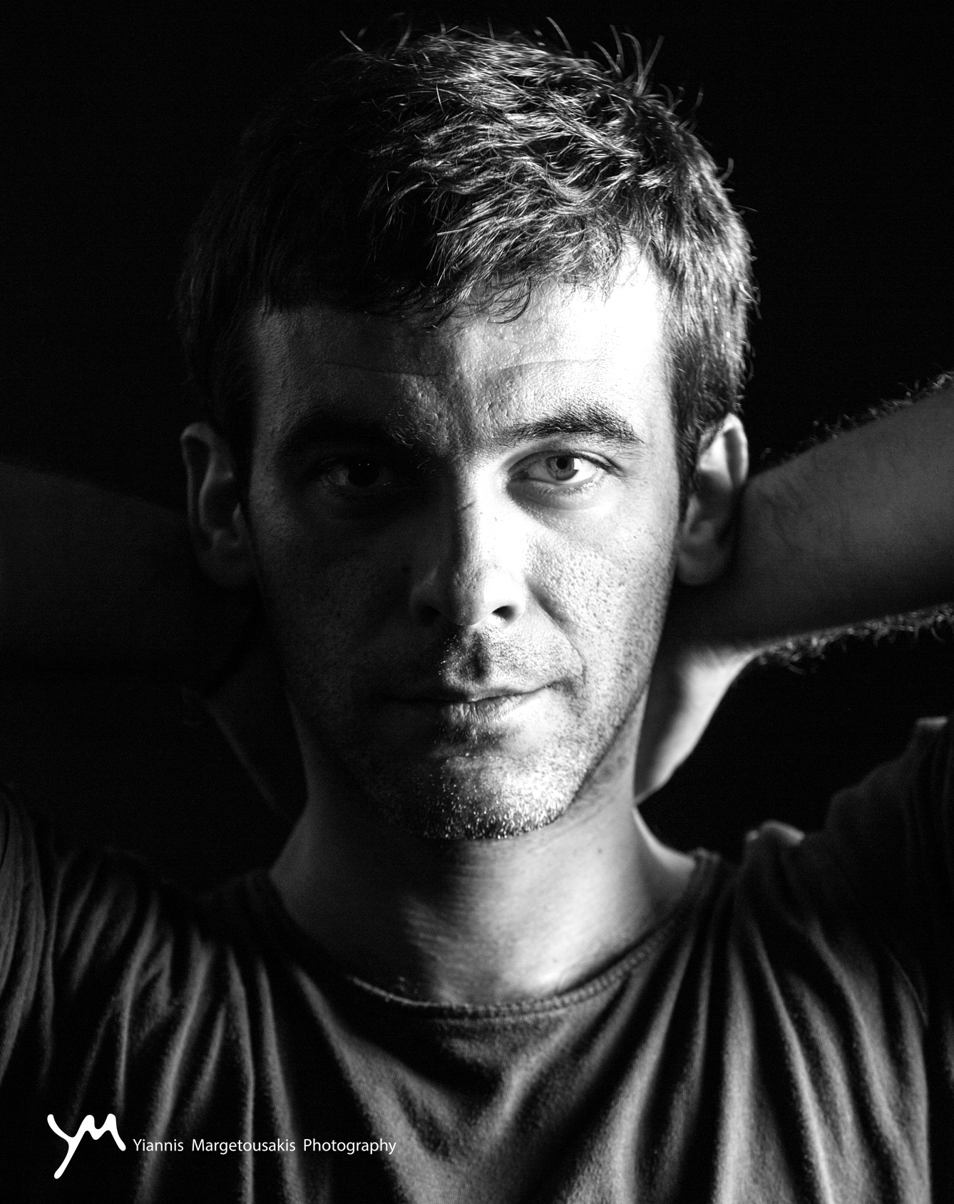 Απόστολος Ρίζος: Μέσα από το βλέμμα ενός σκύλου, μπορείς να δεις μια κοινωνία που καταρρέει