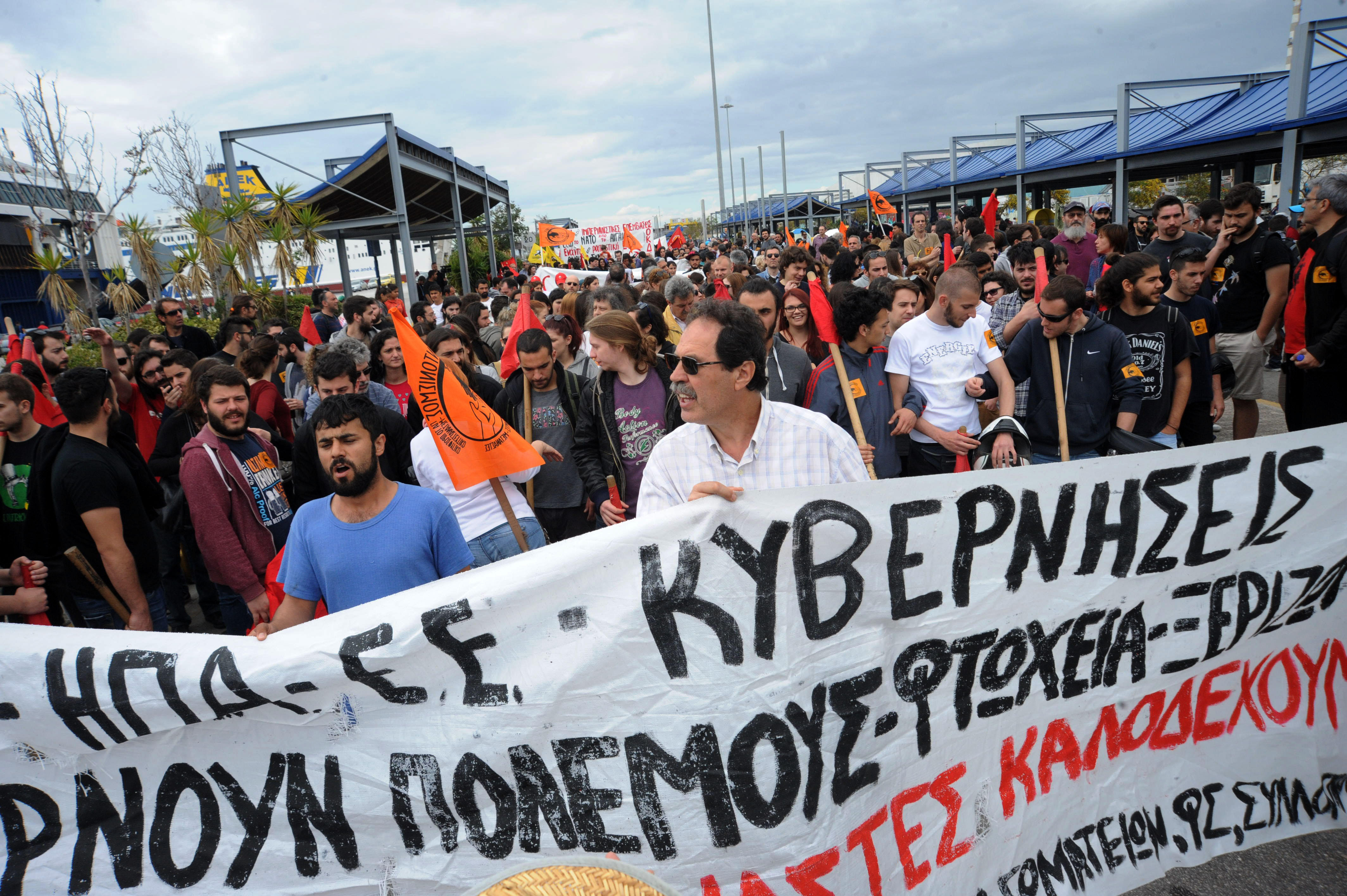 Ένταση στις συγκεντρώσεις στον Πειραιά για το προσφυγικό