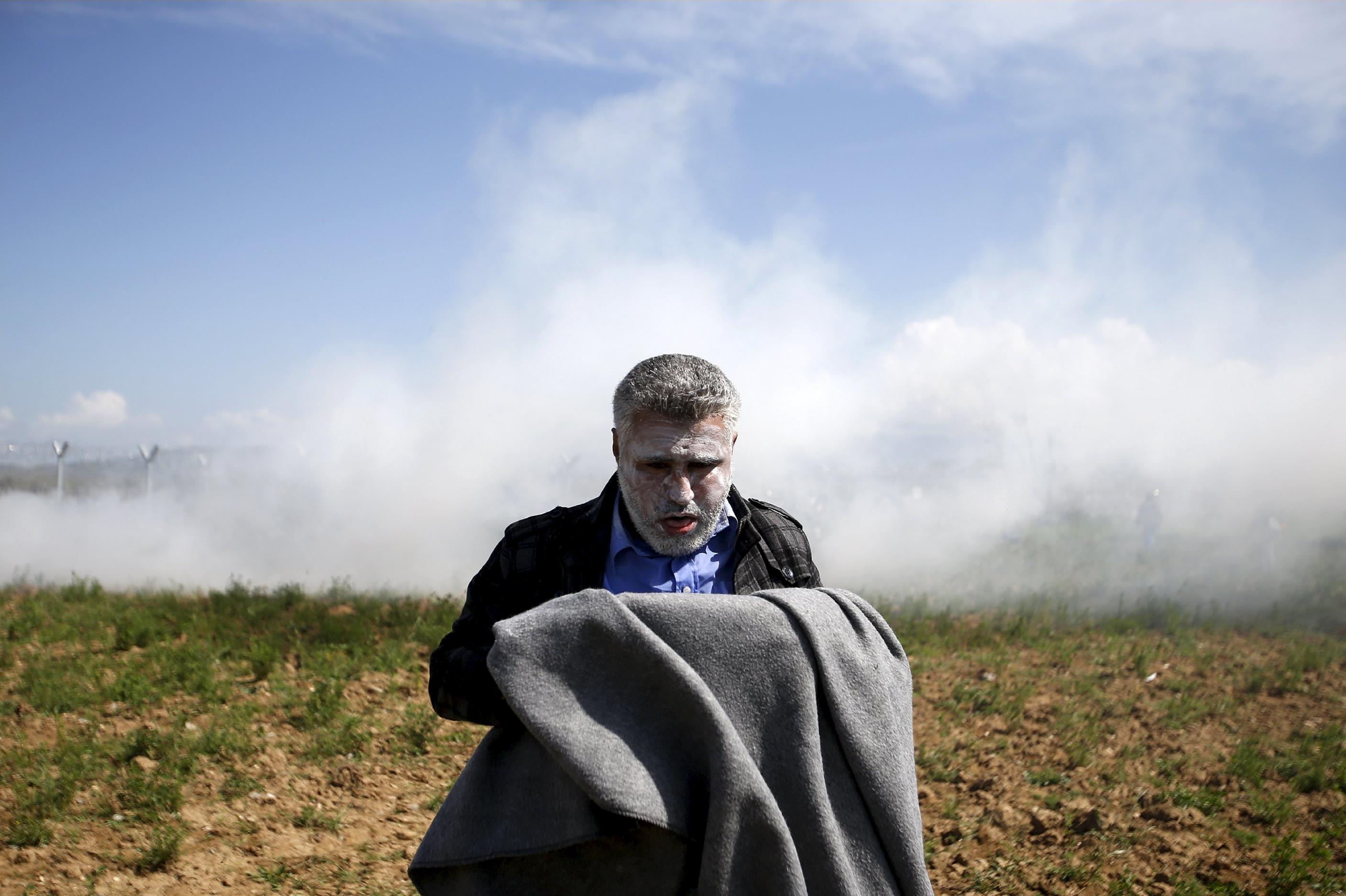 «Να μην τα συνηθίσουμε»: Στα διεθνή πρωτοσέλιδα τα δακρυγόνα στην Ειδομένη