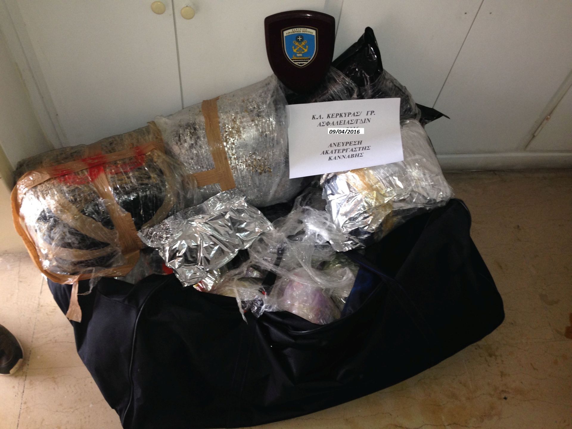 Δεκάδες κιλά χασίς βρήκε το Λιμενικό στα ανοιχτά της Κέρκυρας