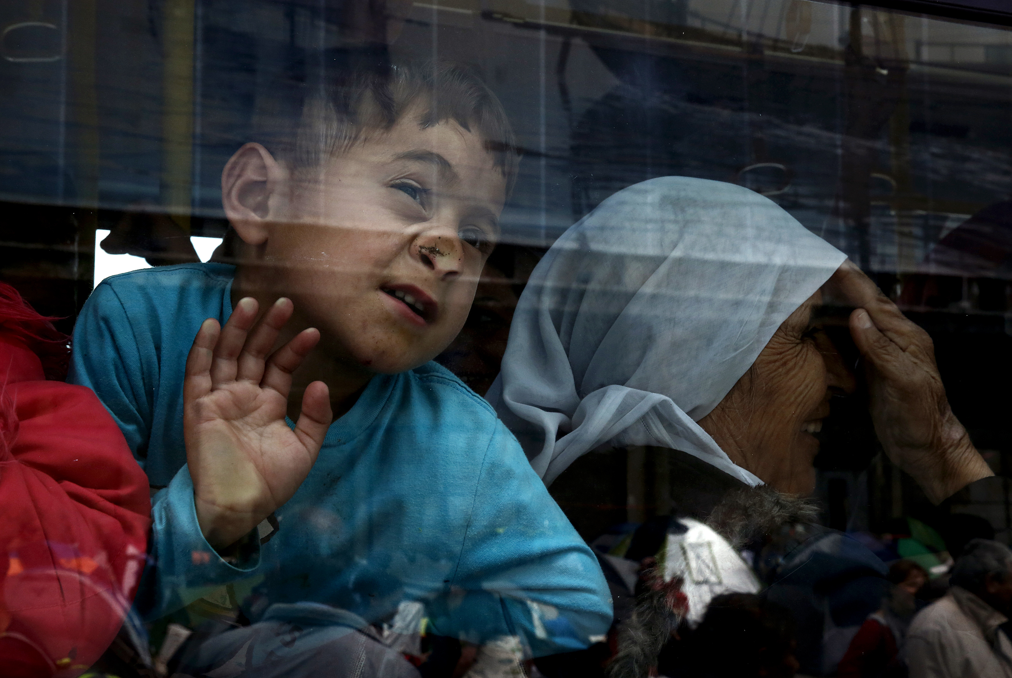 Mεταφορά προσφύγων από τον Πειραιά στον Σκαραμαγκά