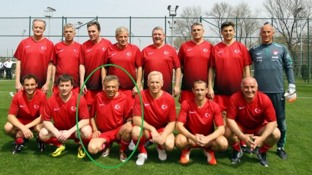 Σάλος με τον Κουτσοκούμνη που φόρεσε τη φανέλα της Τουρκίας