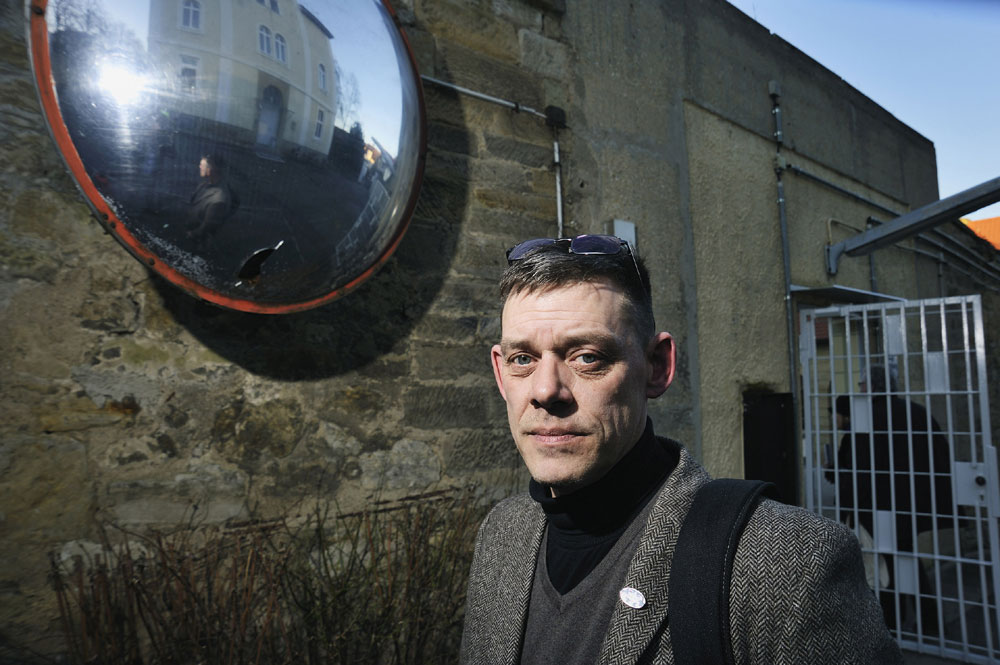 Ο ακτιβιστής Ράινερ Ες εγγονός του Ρούντολφ του Άουσβιτς στη Στέγη