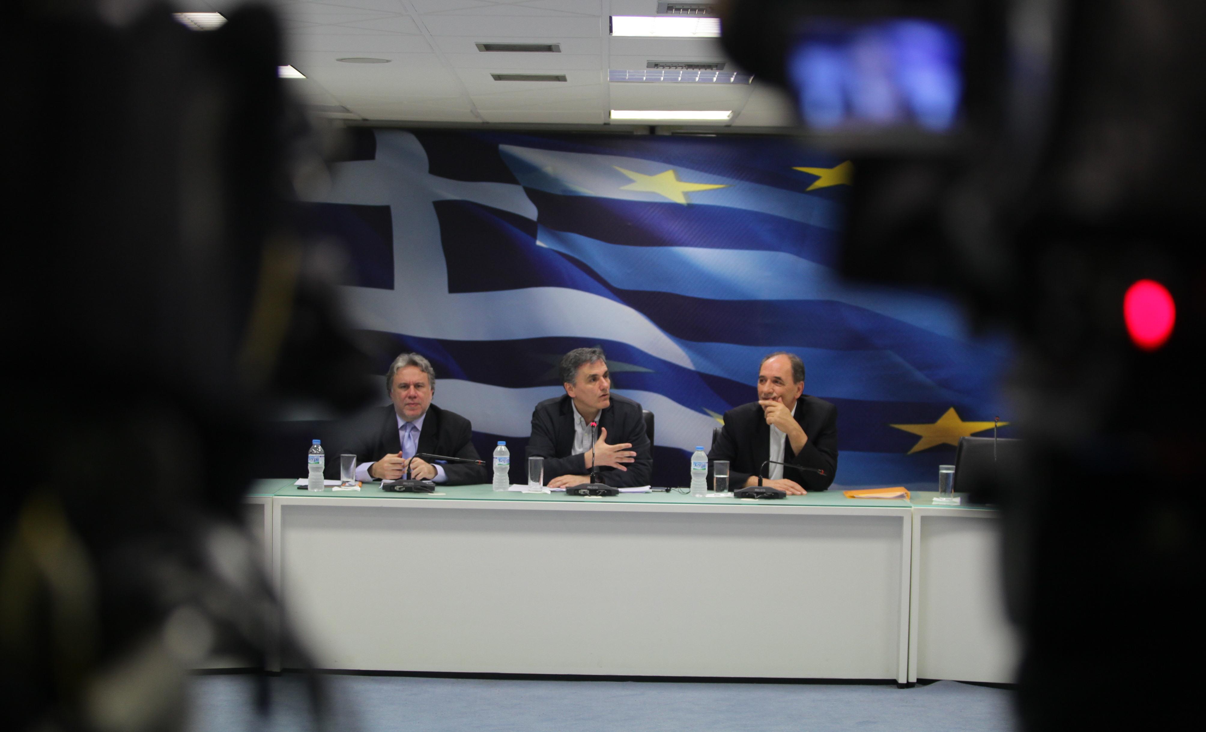 Κλείδωσε ο ΦΠΑ στο 24%, σε εκκρεμότητα το αφορολόγητο