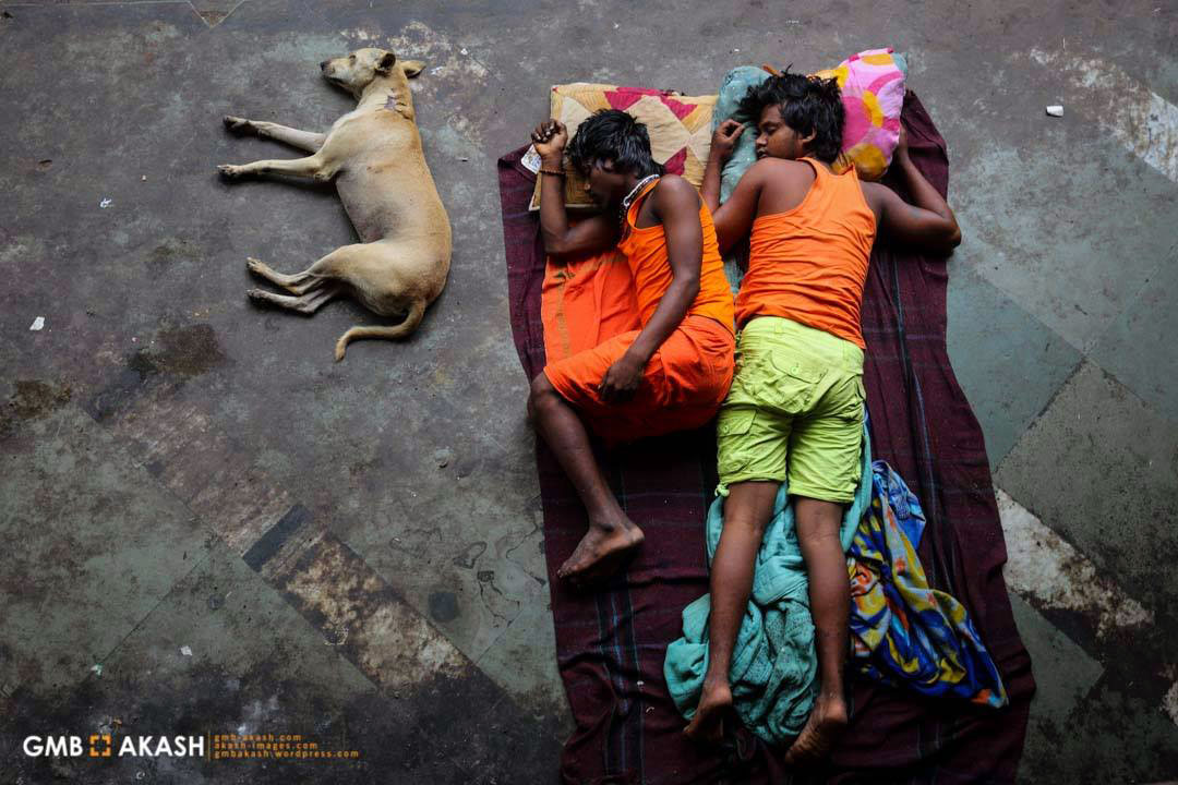 «Γιατί; Παιδιά στους δρόμους της γης»: μέσα από το φακό του πολυβραβευμένου GMB Akash