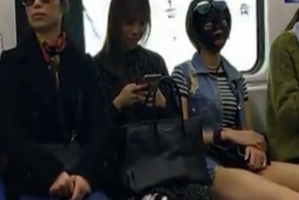 Η αμήχανη στιγμή που η διπλανή στο Μετρό φορά μια περίεργη μάσκα