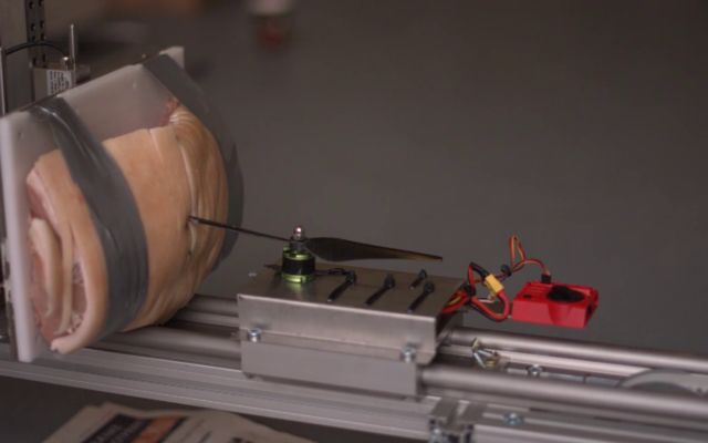 Βίντεο: Τι θα συμβεί εάν σας χτυπήσει ένα ουρανοκατέβατο… drone;