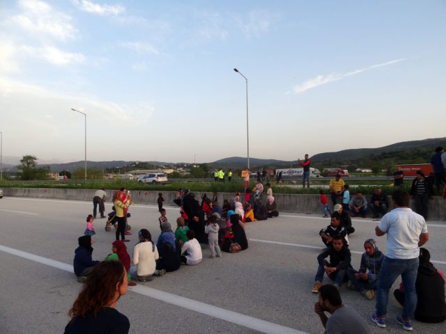 Ελεύθεροι οι πρόσφυγες που προσήχθησαν στην Εγνατία Οδό