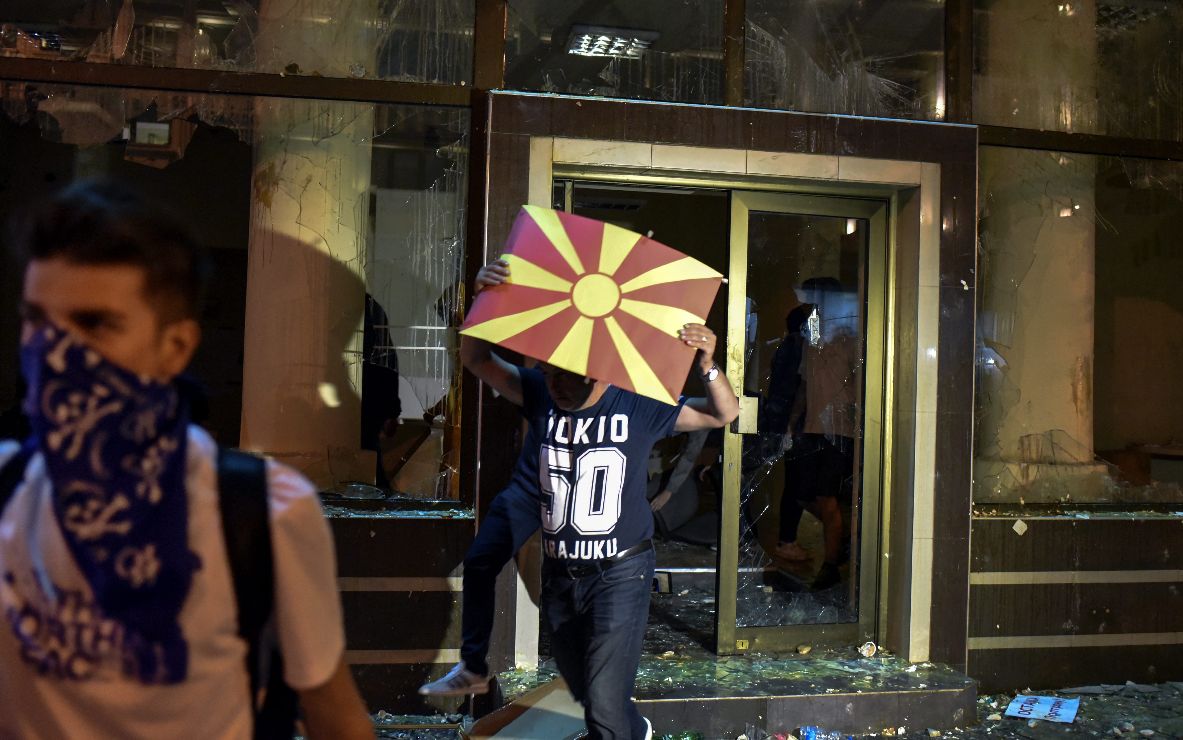 ΠΓΔΜ: Στο δρόμο βγαίνει η οργή για την προεδρική χάρη σε πολιτικούς