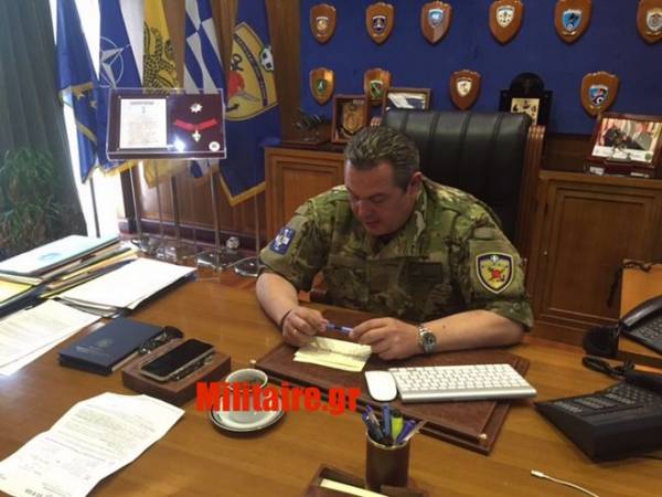 Στις Οινούσσες ο Π.Καμμένος, εμφανίστηκε με στολή παραλλαγής