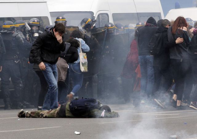 Συμπλοκές στο Παρίσι και άλλες πόλεις σε διαδηλώσεις για τα εργασιακά