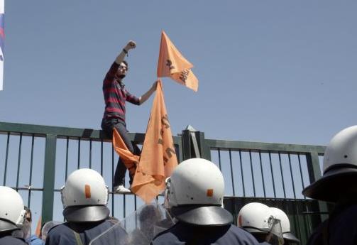 Ένταση στη συγκέντρωση των εκπαιδευτικών στο υπουργείο