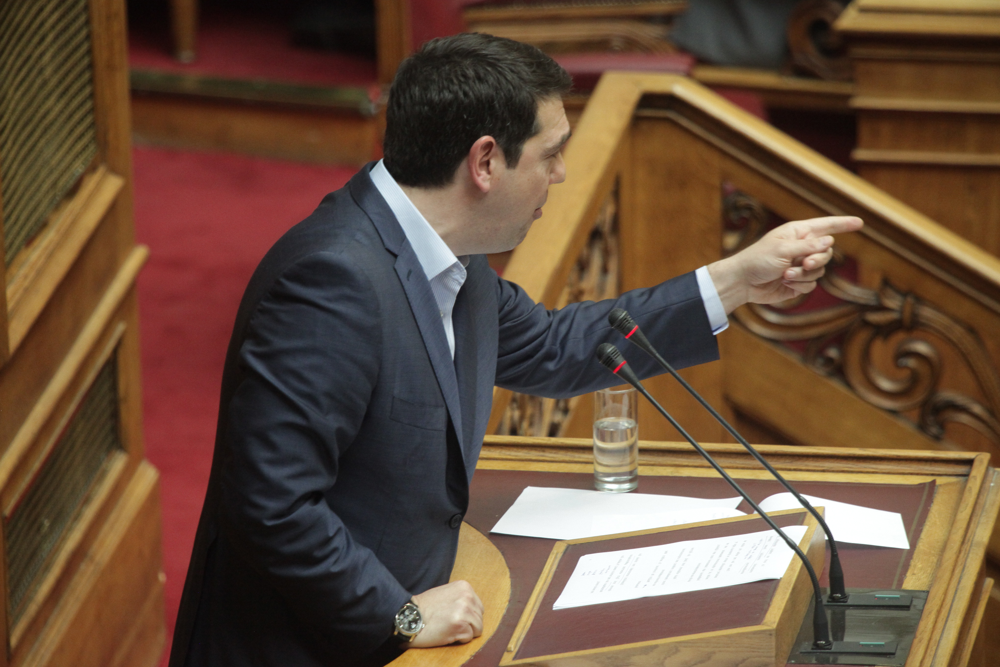 Τσίπρας σε Μητσοτάκη: Βασιλικότεροι του βασιλέως με το ΔΝΤ