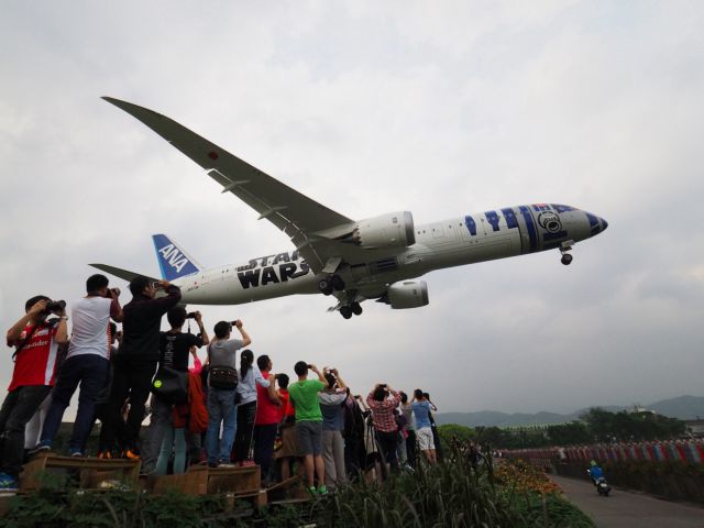 «May the Force be with you» όταν περνά ξυστά το αεροπλάνο