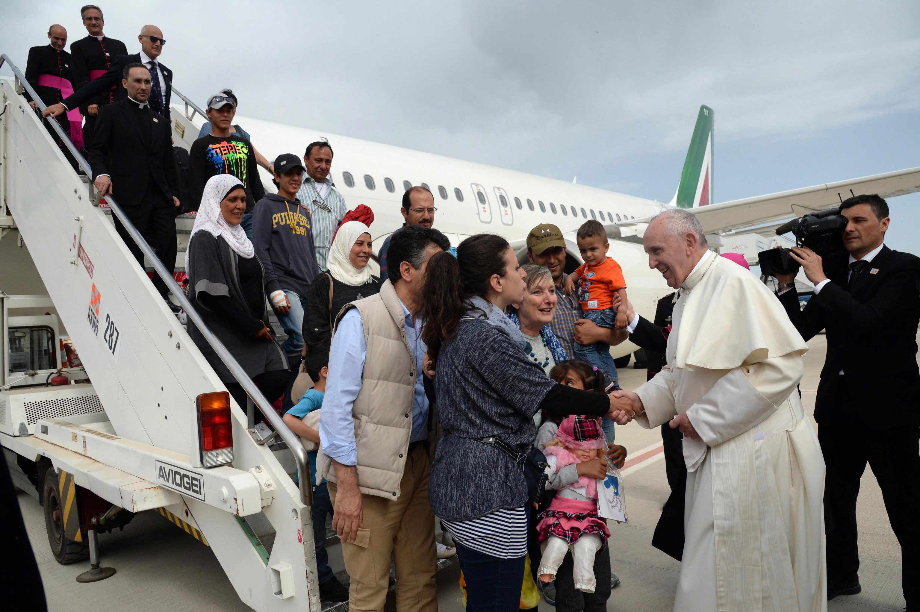 Πώς είναι η ζωή για τους 12 πρόσφυγες που πήρε από τη Λέσβο ο Πάπας