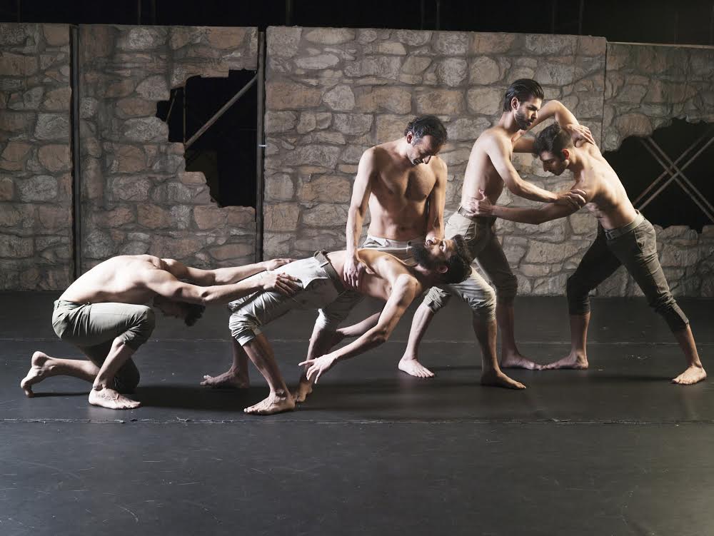 Οι Γιάννης και Γιώργος Μεγαλακάκη στο Παλλάς με διαφορετικό κρητικό χορό