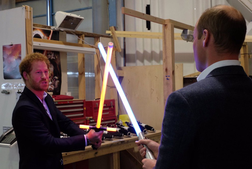 Γουίλιαμ εναντίον Χάρι σε γαλαζοαίματη μάχη με φωτόσπαθα