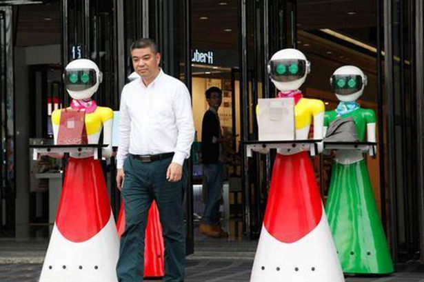 Kινέζος μεγιστάνας έφτιαξε ρομπότ για να του κουβαλάνε τα ψώνια