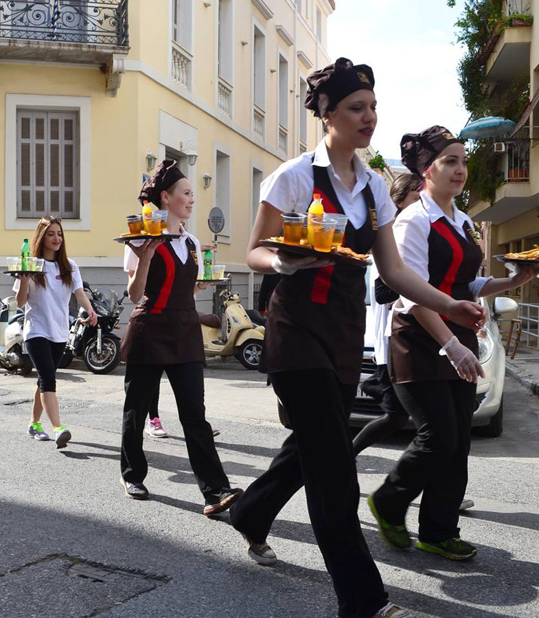 Σερβιτόροι σε αγώνα δρόμου «με το δίσκο στο χέρι»