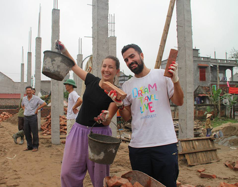 Δυο Έλληνες γυρνούν τον κόσμο και προσφέρουν κοινωνικό έργο