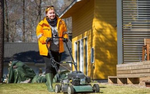 Ο ταχυδρόμος χτυπάει πάντα δύο φορές: τη δεύτερη κουρεύει το γρασίδι