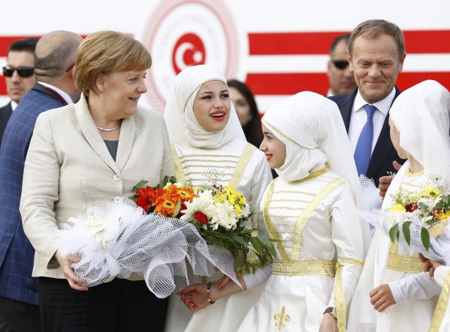 Η Μέρκελ σε καταυλισμό προσφύγων στο τουρκικό Γκαζιαντέπ