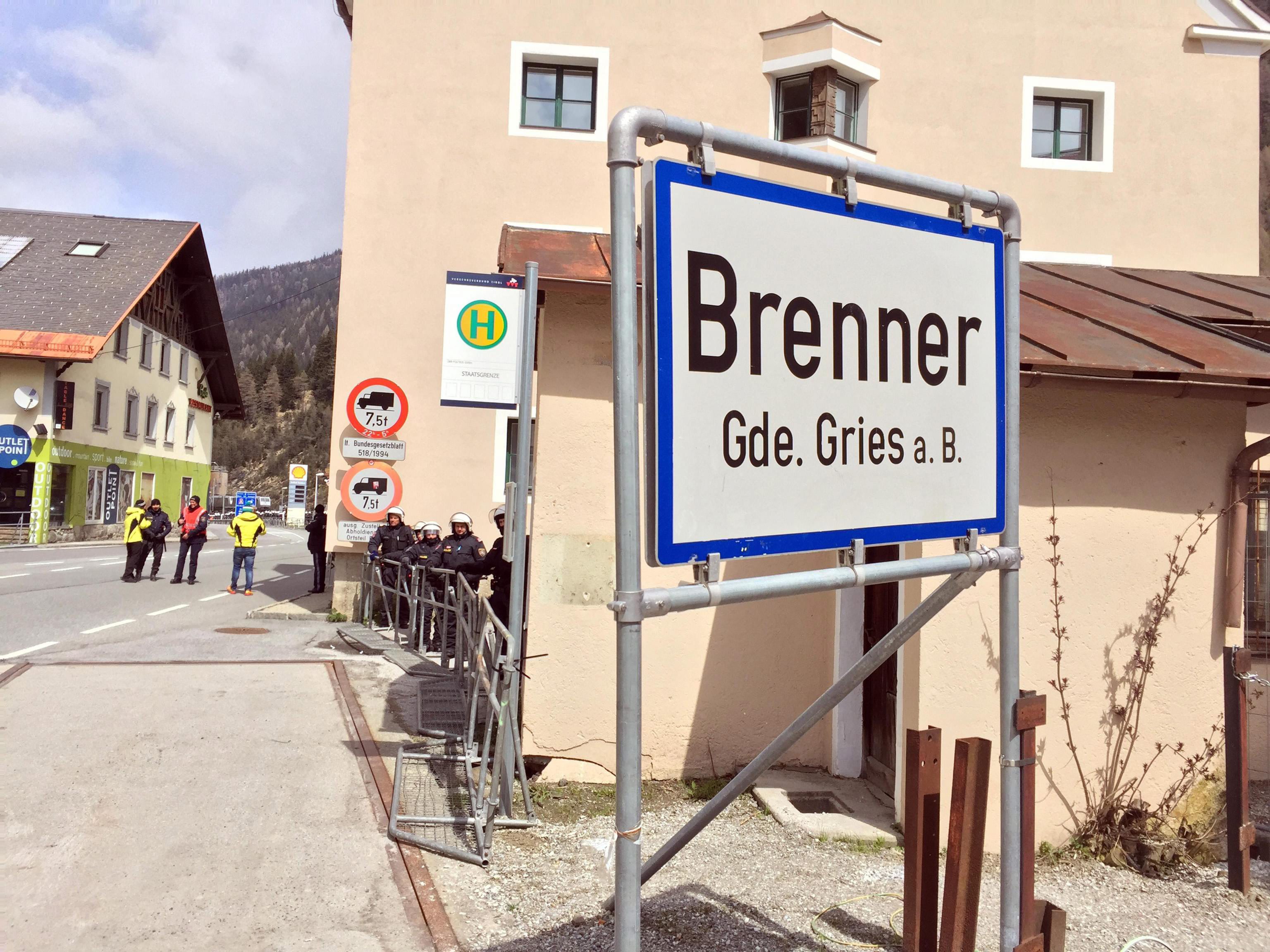 «Ντροπή» λέει ο Ρέντσι στην Αυστρία για το συνοριακό μπλόκο