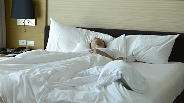 Γιατί δεν ξεκουράζεστε όταν κοιμάστε σε ξένο κρεβάτι;