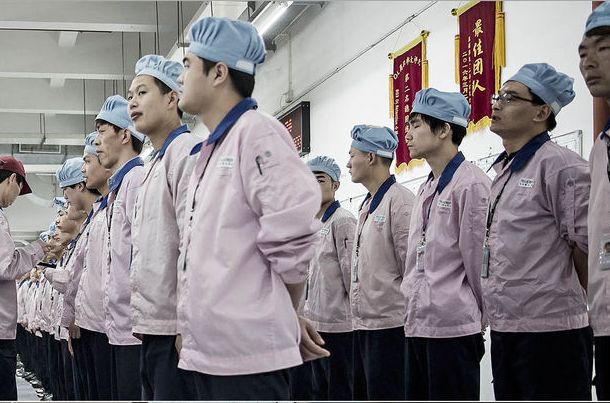 Στα άδυτα του πλέον κακόφημου εργοστασίου συναρμολόγησης iPhone στην Κίνα