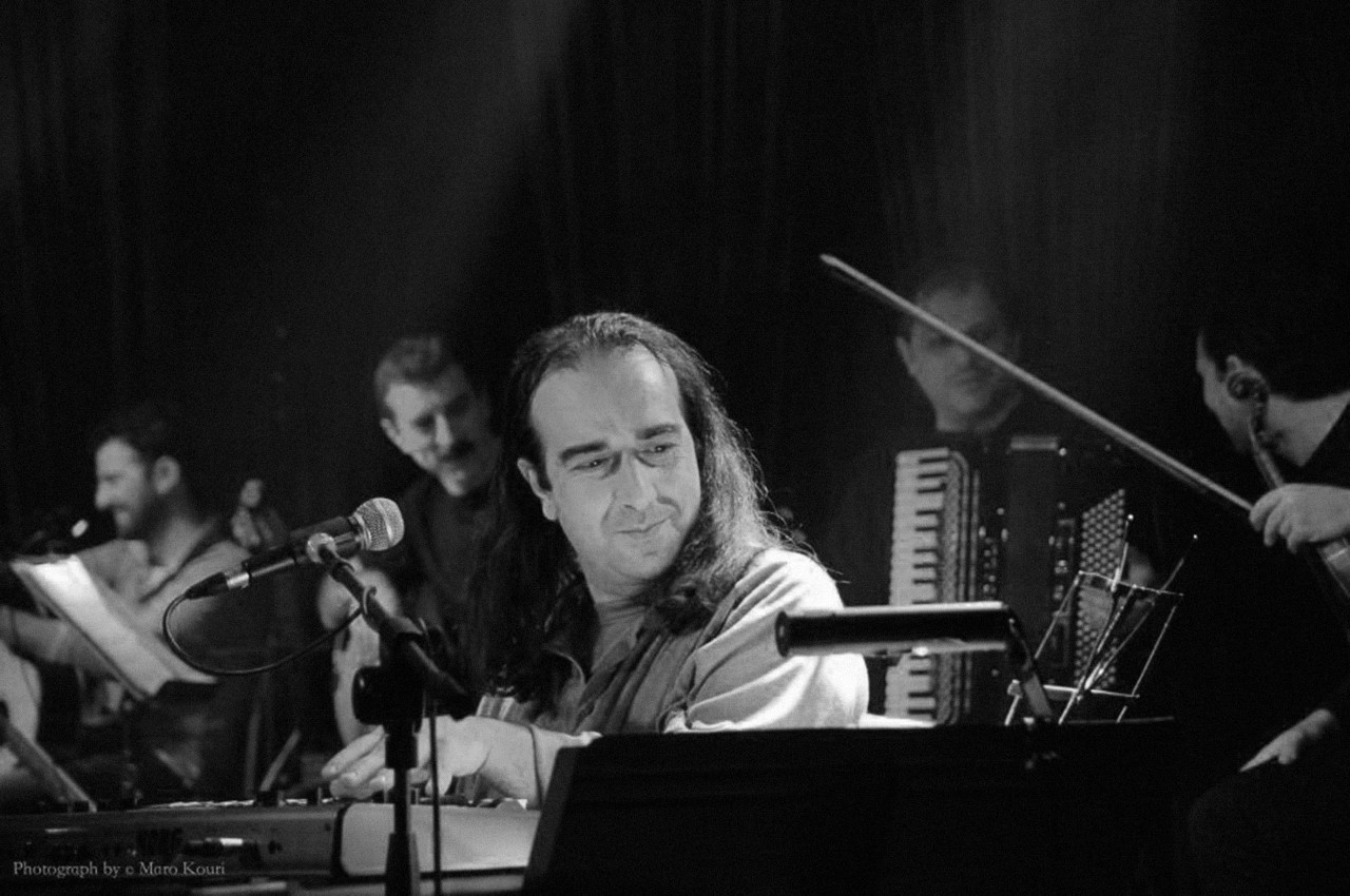 Ο Μιχάλης Κουμπιός σε ένα θέαμα ποικίλων μεταμορφώσεων