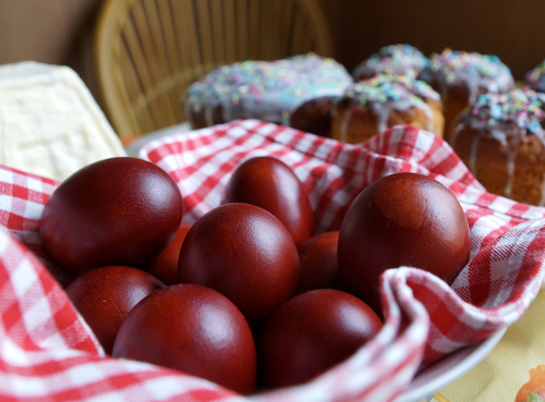 Γιατί βάφουμε κόκκινα αβγά το Πάσχα