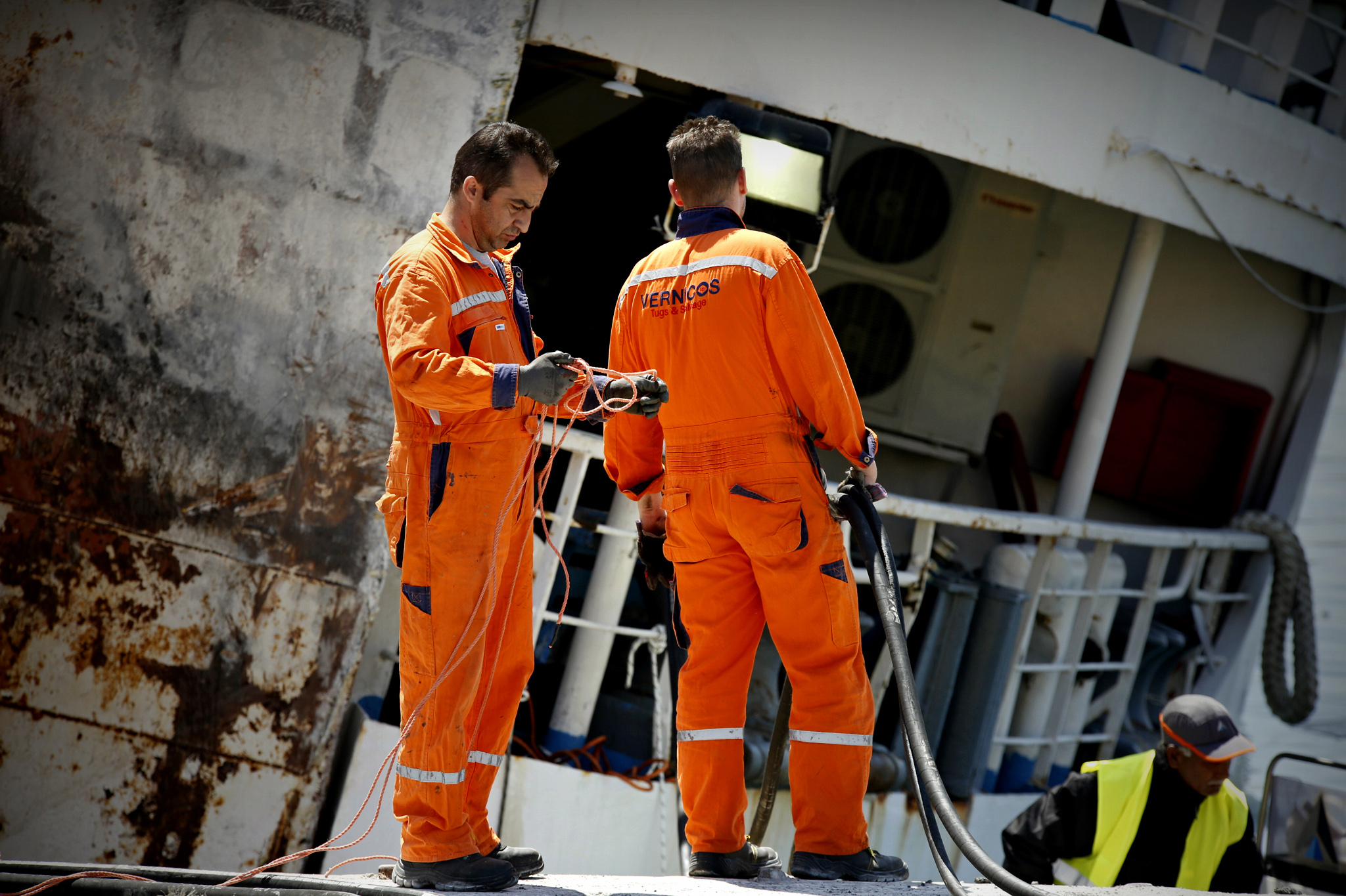 Σφραγίστηκε ο καταπέλτης του ημιβυθισμένου πλοίου «Παναγία Τήνου»