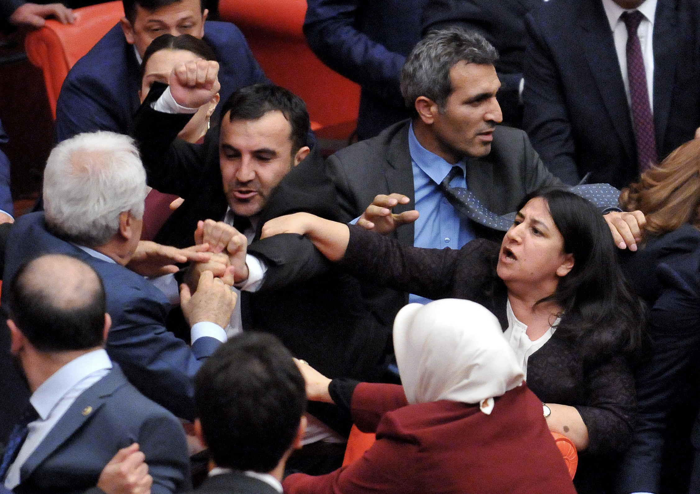 Γροθιές στην τουρκική Εθνοσυνέλευση μεταξύ βουλευτών του AKP και Κούρδων