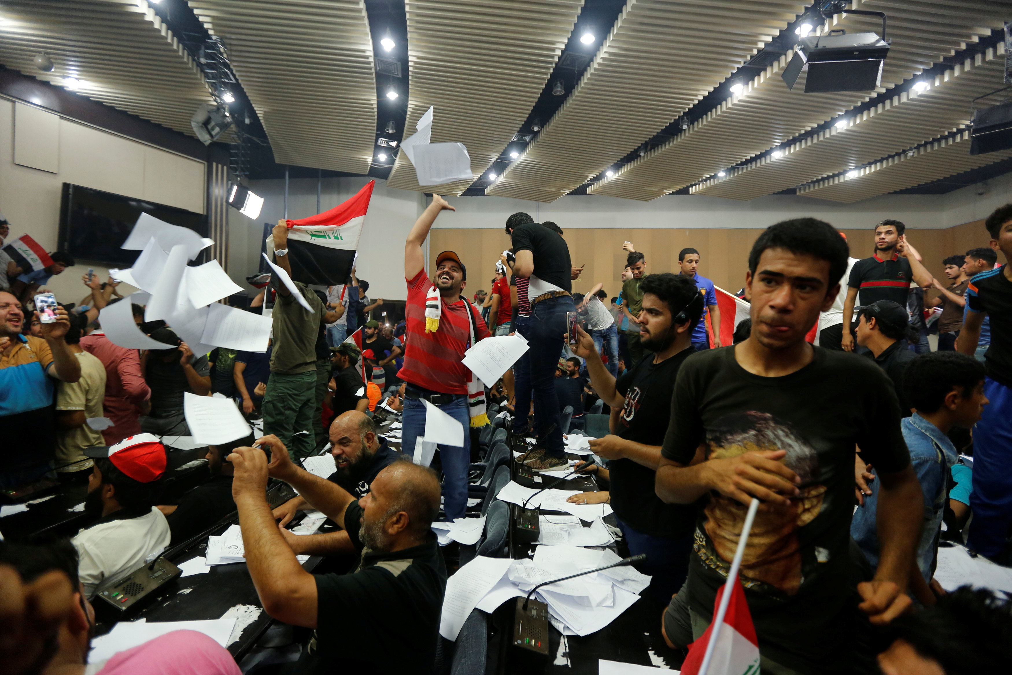 Έτοιμο να εκραγεί το Ιράκ μετά την εισβολή σιιτών στο κοινοβούλιο