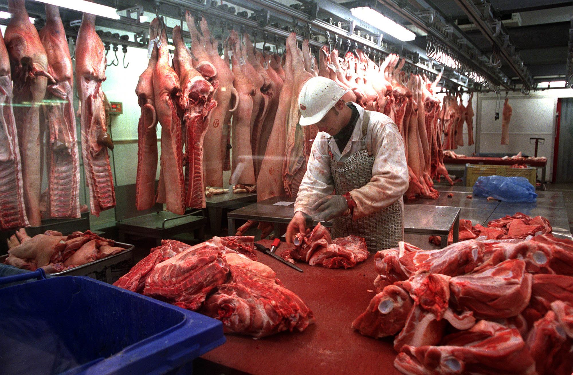 Ακατάλληλα κρέατα και άλλες παραβάσεις σε επιχειρήσεις εμπορίας τροφίμων