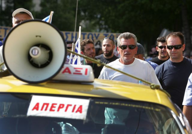 Χειρόφρενο στα ταξί, συγκέντρωση έξω από το υπουργείο Οικονομικών