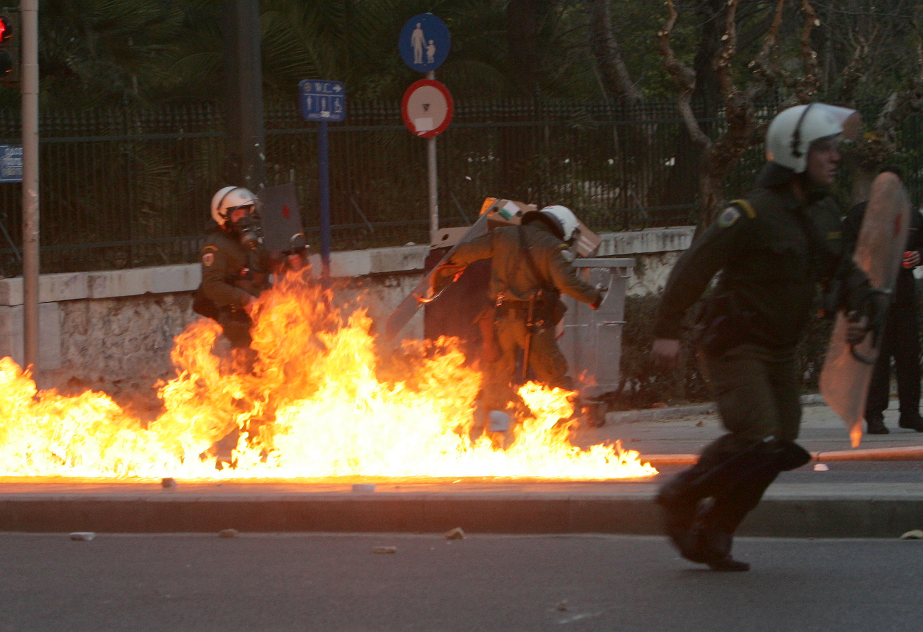 Πεδίο μάχης τη νύχτα η οδός Πατησίων έξω από το Πολυτεχνείο