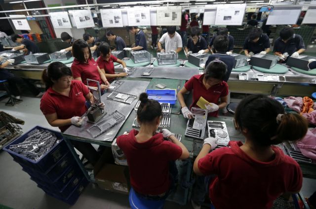 Foxconn: «Εξήντα χιλιάδες εργάτες» αντικαταστάθηκαν από ρομπότ