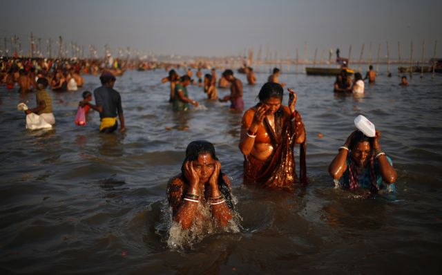 Ινδία: Το ιερό νερό του Γάγγη και ταχυδρομικώς στους πιστούς
