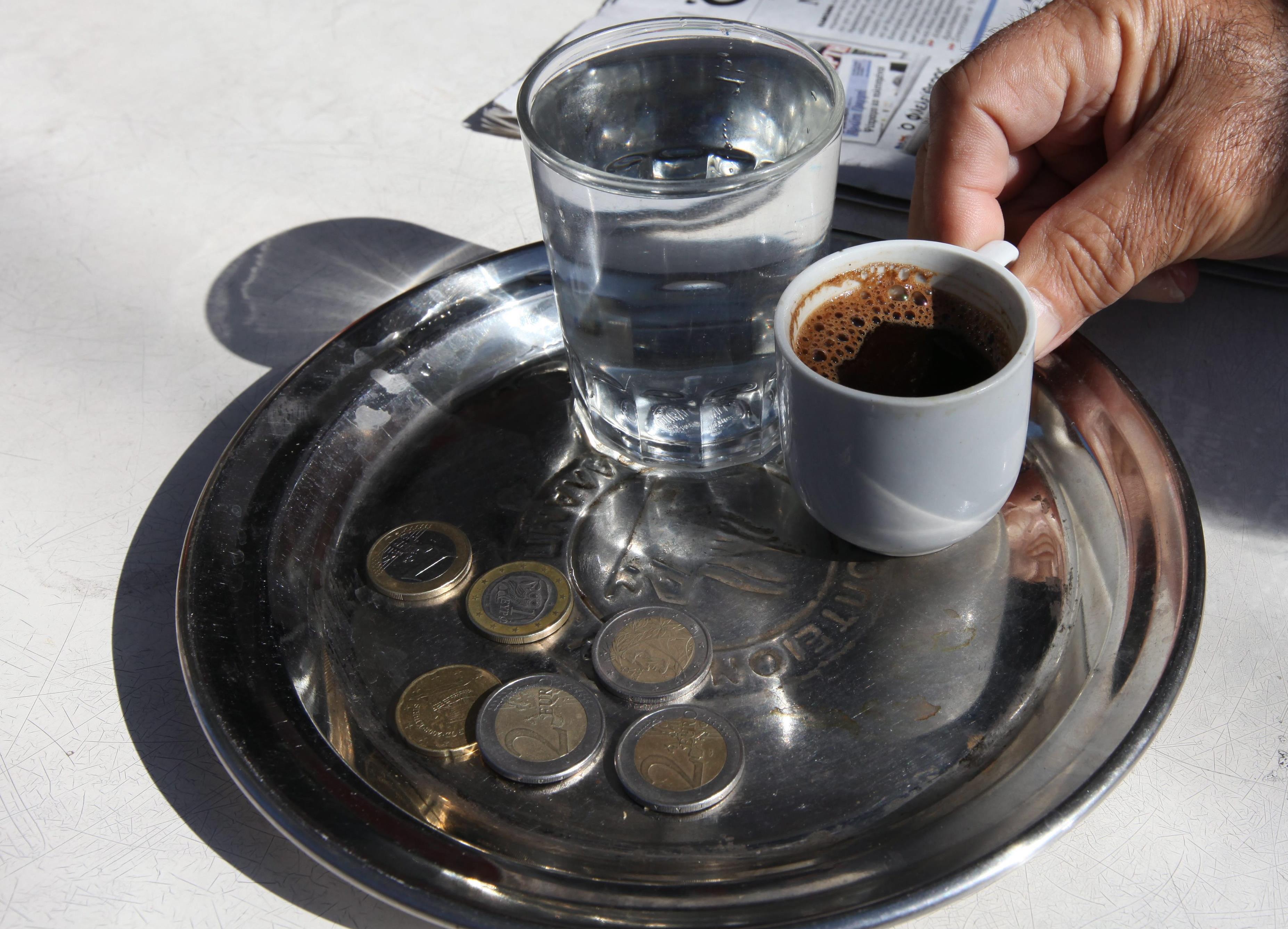 Τσουνάμι έμμεσων φόρων, στο στόχαστρο ακόμα και τα ηλεκτρονικά τσιγάρα