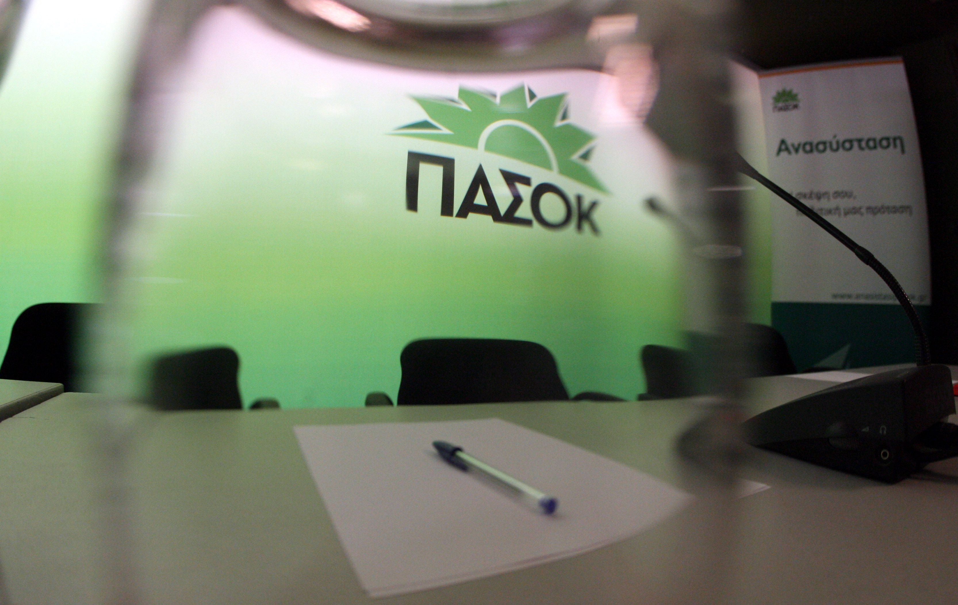 ΠΑΣΟΚ: Αφωνία της κυβέρνησης για την «περίεργη αναφορά» του Προέδρου