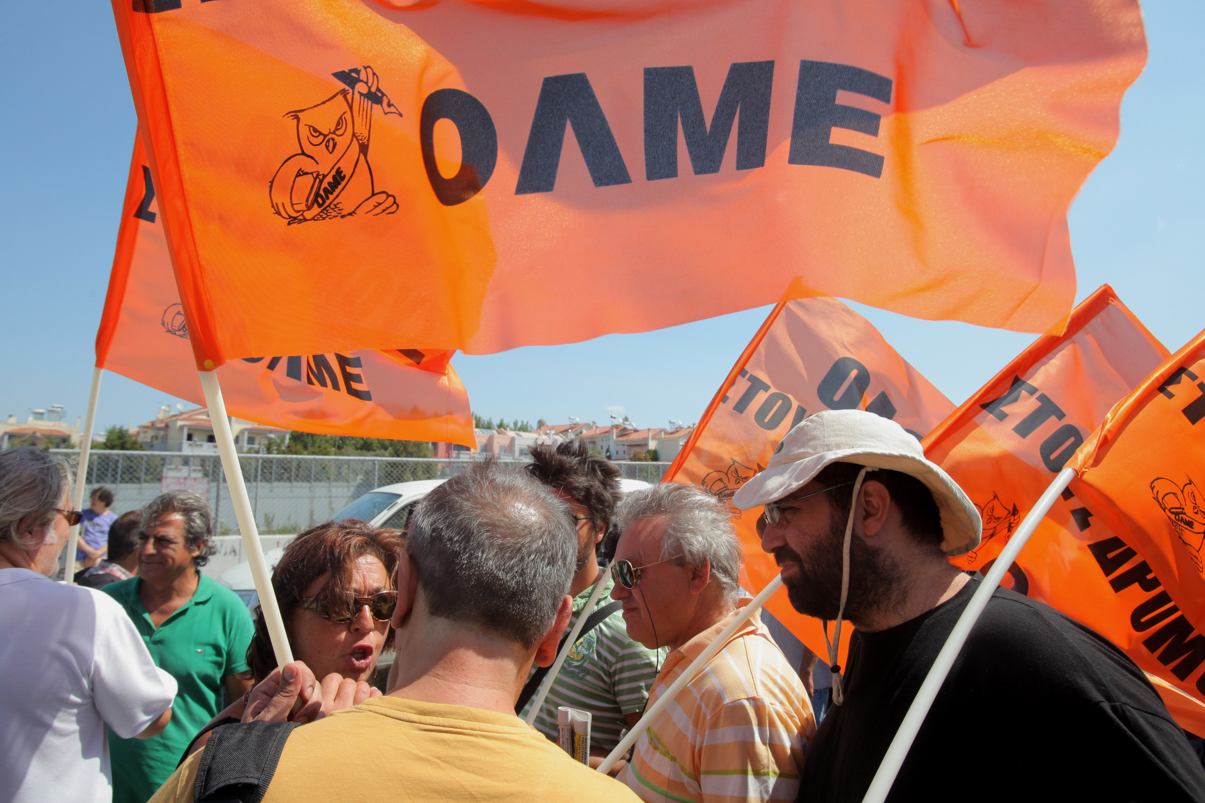 Συγκέντρωση δασκάλων και καθηγητών στο υπουργείο Παιδείας