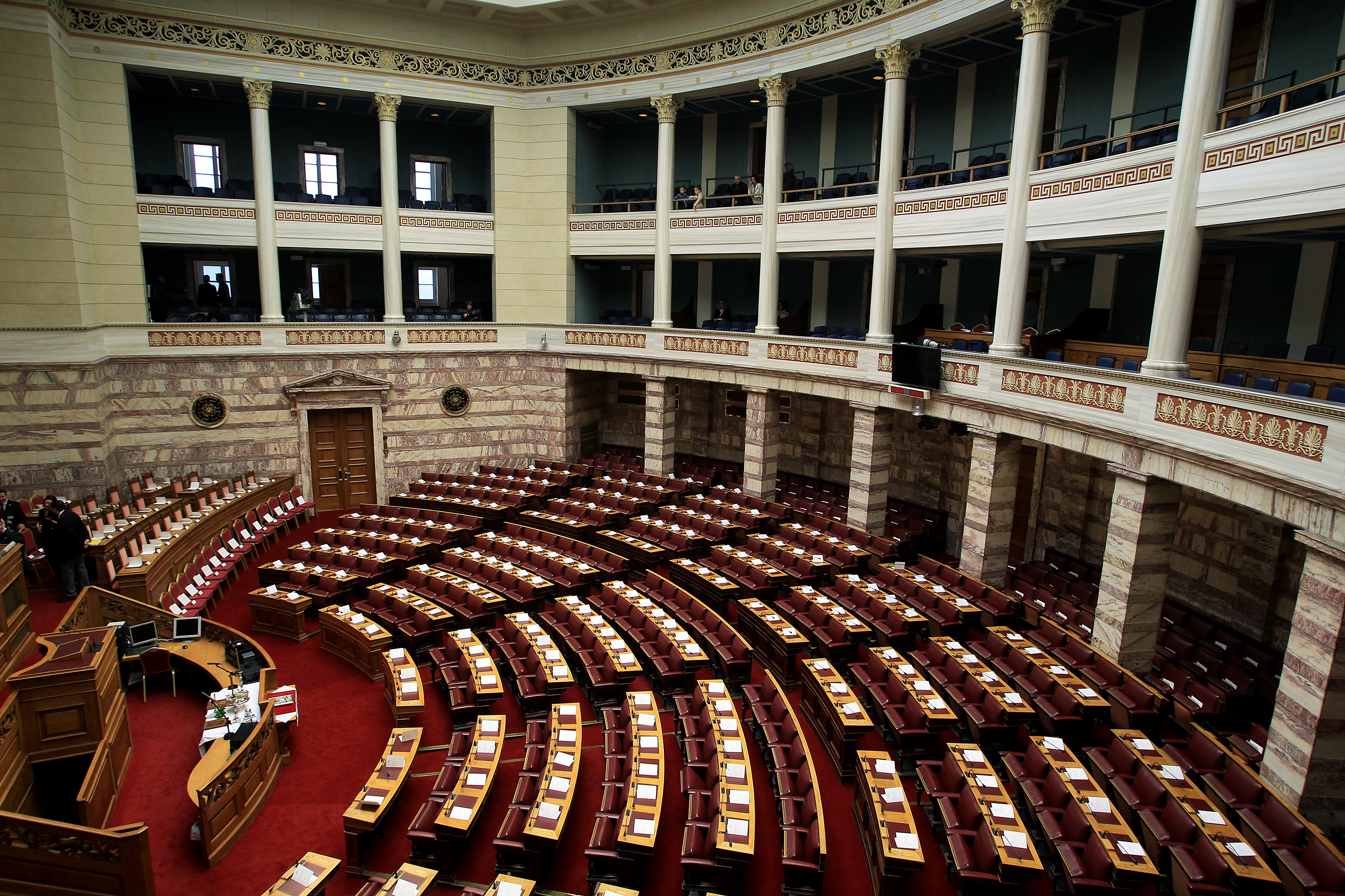 Στη Βουλή το πολυνομοσχέδιο με τα προαπαιτούμενα και τον «κόφτη»