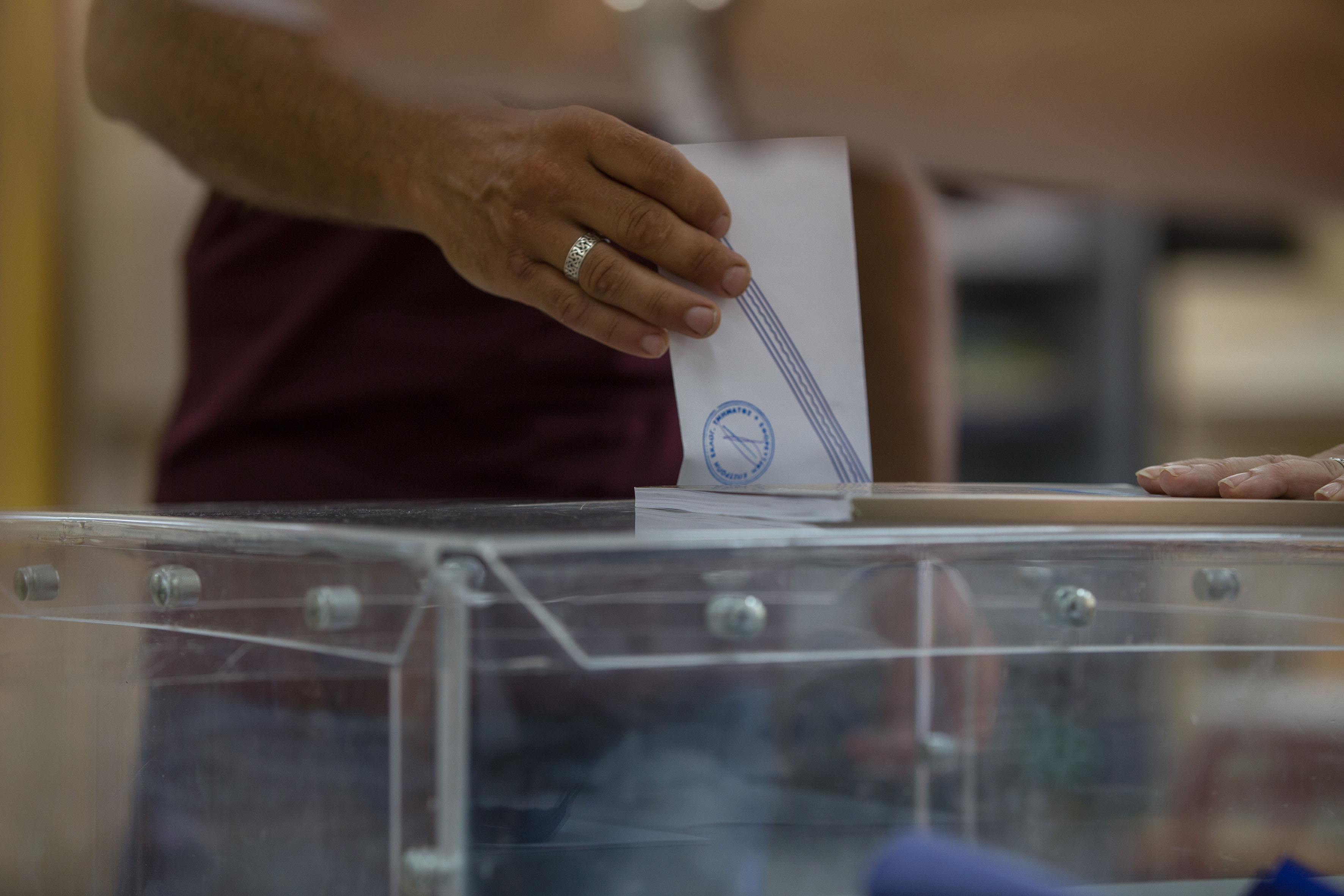 Νέο εκλογικό νόμο με ψήφο στα 17 προωθεί η κυβέρνηση