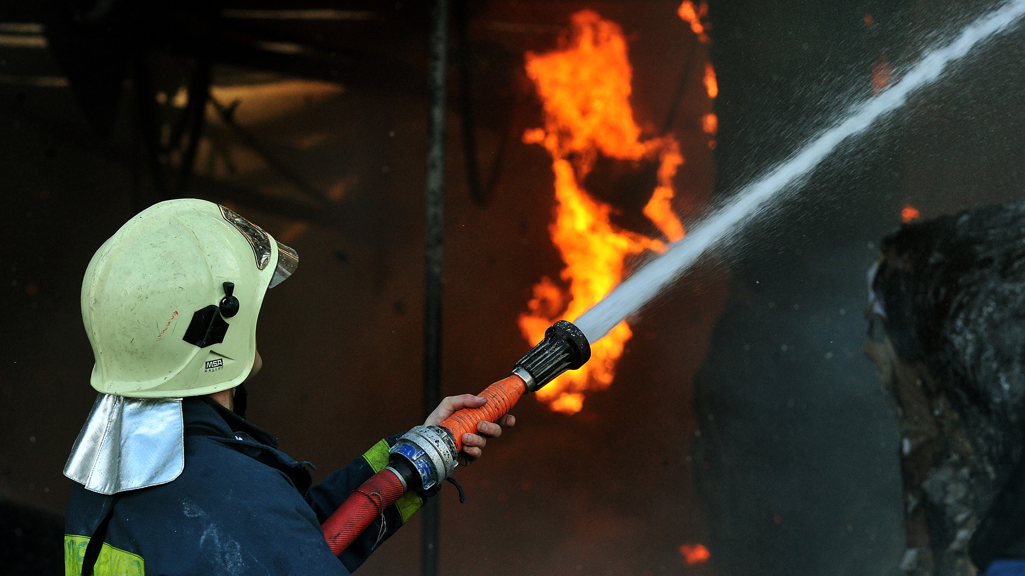 Δύο νεκροί από φωτιά σε ημιυπόγειο σπίτι στον Κολωνό