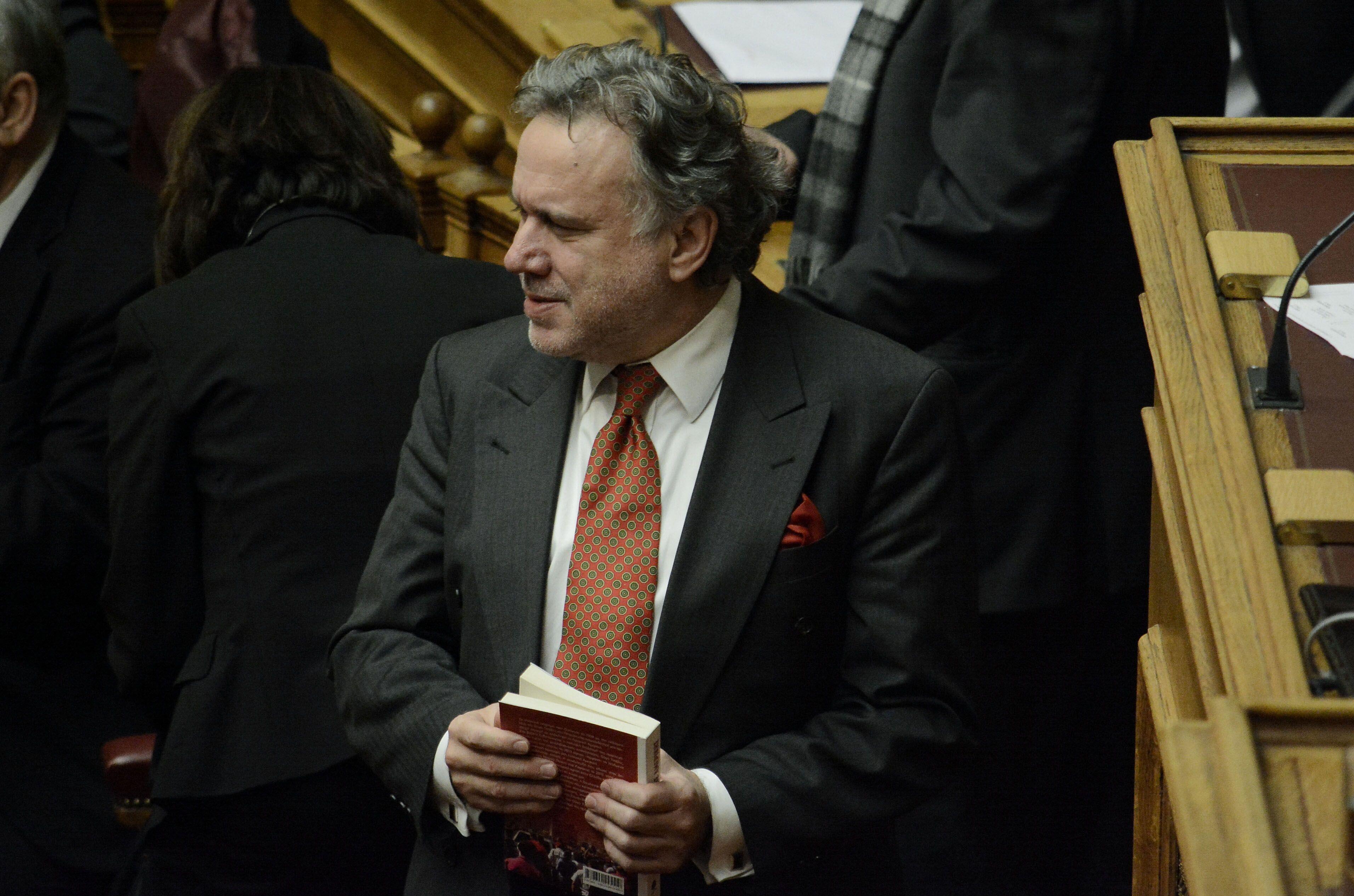 Κατρούγκαλος: Τρίμηνη παράταση στο αγγελιόσημο