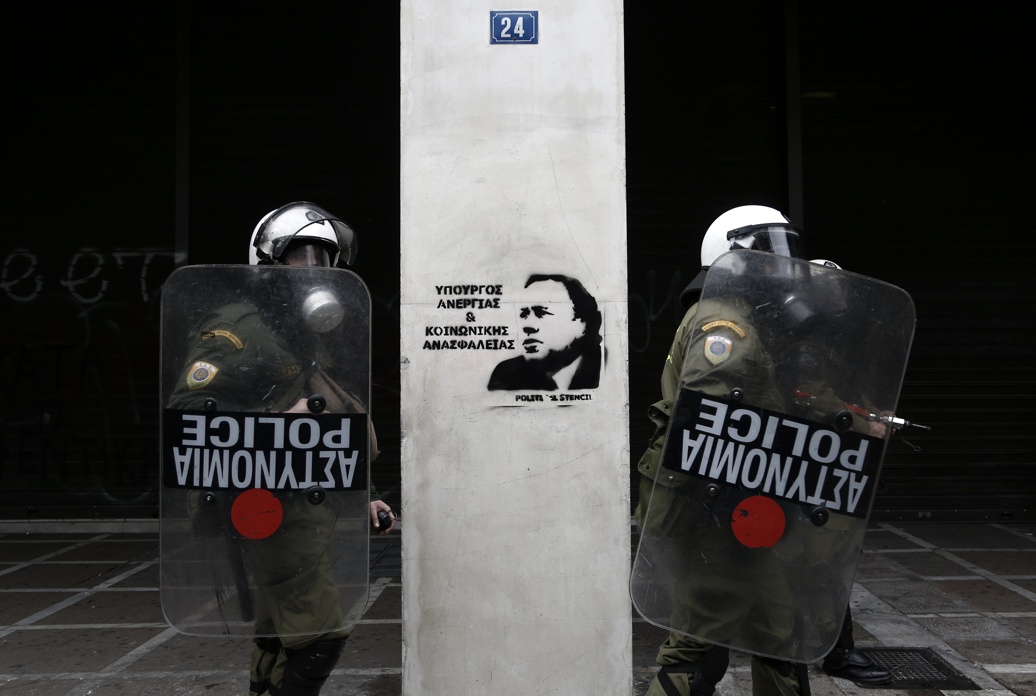 Χημικά κατά διαδηλωτών έξω από τα γραφεία του ΣΥΡΙΖΑ στην Θεσσαλονίκη